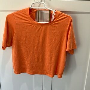 Fabletics women’s workout top size Mediumopen back kind of cropped